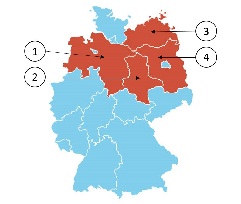 Umrisskarte Deutschlands mit den Grenzen der 16 Länder. Vier Länder sind rot und mit den Ziffern 1 bis 4 markiert, die übrigen hellblau. 1: großes Land im Nordwesten an der Nordseeküste, in ihm ein kleines hellblaues Land. 2: mittelgroßes Land in der Mitte, östlich von 1. 3: Land ganz im Nordosten, an der Ostseeküste. 4: großes Land im Osten, südlich von 3; es umschließt ringsum ein kleines hellblaues Land.