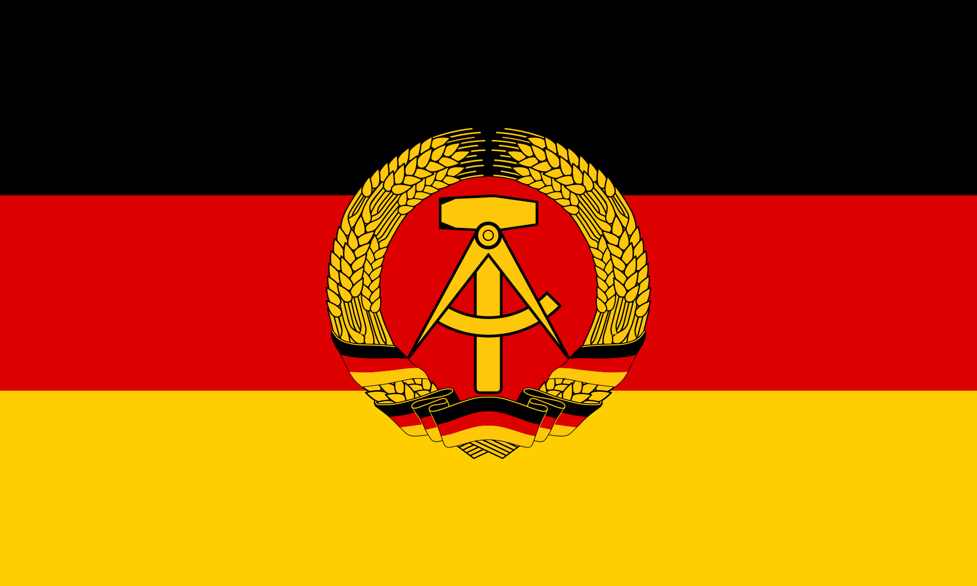 Flagge mit drei waagerechten Streifen in Schwarz, Rot und Gold. In der Mitte ein goldener Hammer und ein Zirkel, umgeben von einem Kranz aus Ähren, der mit einem schwarz-rot-goldenen Band umwunden ist.