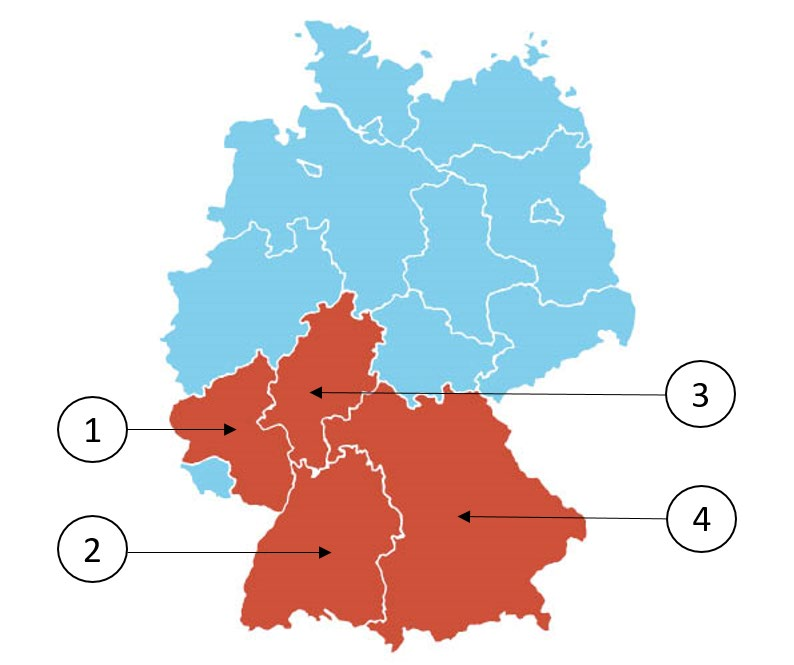 Umrisskarte Deutschlands mit den Grenzen der 16 Länder. Vier Länder sind rot und mit den Ziffern 1 bis 4 markiert, die übrigen hellblau. 1: kleines Land am Westrand im Südwesten, an seiner Südwestecke ein sehr kleines hellblaues Land. 2: großes Land ganz im Südwesten, an der Süd- und Westgrenze. 3: mittelgroßes Land nordöstlich von 1, von Nord nach Süd gestreckt. 4: größtes Land, ganz im Südosten, an der Ost- und Südgrenze.