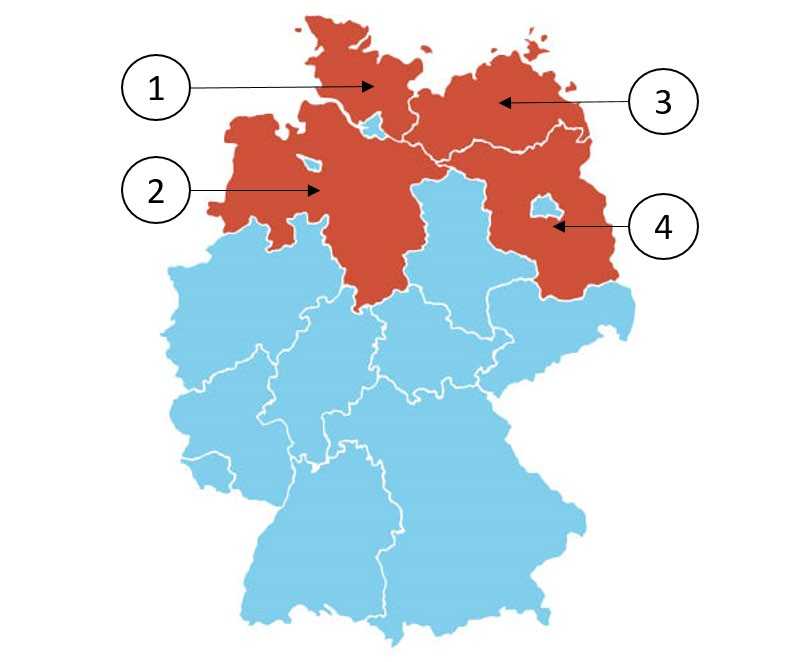 Umrisskarte Deutschlands mit den Grenzen der 16 Länder. Vier Länder sind rot und mit den Ziffern 1 bis 4 markiert, die übrigen hellblau. 1: Land ganz im Norden, zwischen Nord- und Ostsee. 2: großes Land im Nordwesten an der Nordseeküste, südlich von 1; in ihm ein kleines hellblaues Land. 3: Land im Nordosten an der Ostseeküste, östlich von 1. 4: großes Land im Osten, südlich von 3; es umschließt ringsum ein kleines hellblaues Land.