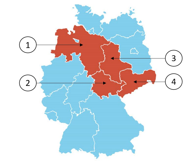 Umrisskarte Deutschlands mit den Grenzen der 16 Länder. Vier Länder sind rot und mit den Ziffern 1 bis 4 markiert, die übrigen hellblau. 1: großes Land im Nordwesten an der Nordseeküste, in ihm ein kleines hellblaues Land. 2: Land in der Mitte Deutschlands, südlich von 1 und 3. 3: mittelgroßes Land östlich von 1. 4: Land im Osten an der Ostgrenze, östlich von 2 und südöstlich von 3.