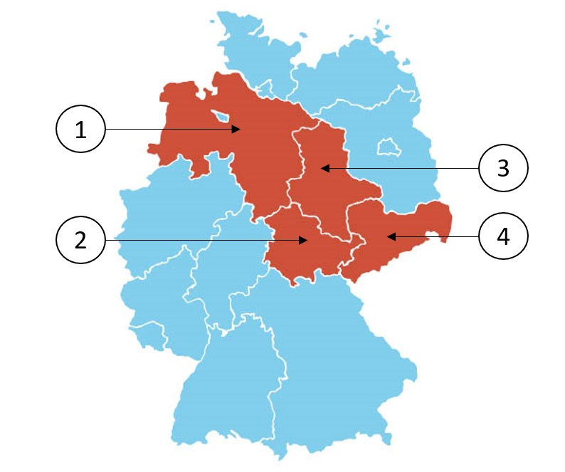 Umrisskarte Deutschlands mit den Grenzen der 16 Länder. Vier Länder sind rot und mit den Ziffern 1 bis 4 markiert, die übrigen hellblau. 1: großes Land im Nordwesten an der Nordseeküste, in ihm ein kleines hellblaues Land. 2: Land in der Mitte Deutschlands, südlich von 1 und 3. 3: mittelgroßes Land östlich von 1. 4: Land im Osten an der Ostgrenze, östlich von 2 und südöstlich von 3.
