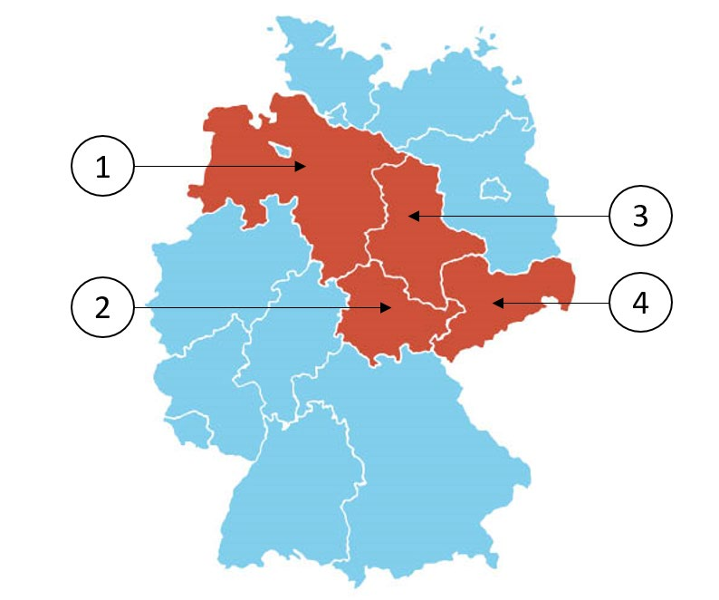 Umrisskarte Deutschlands mit den Grenzen der 16 Länder. Vier Länder sind rot und mit den Ziffern 1 bis 4 markiert, die übrigen hellblau. 1: großes Land im Nordwesten an der Nordseeküste, in ihm ein kleines hellblaues Land. 2: Land in der Mitte Deutschlands, südlich von 1 und 3. 3: mittelgroßes Land östlich von 1. 4: Land im Osten an der Ostgrenze, östlich von 2 und südöstlich von 3.